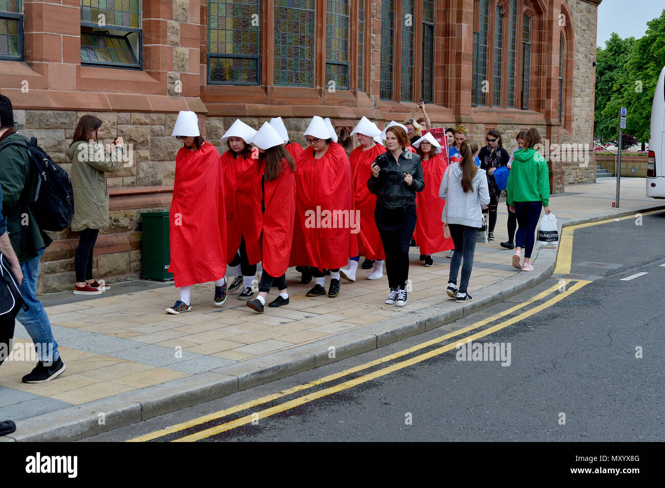 Les partisans pro-choix porter des costumes soubrette comme le groupe de campagne pour le droit à l'avortement ROSA est titulaire d'un rassemblement à Guildhall Square le 31 mai 2018 à Londres Banque D'Images