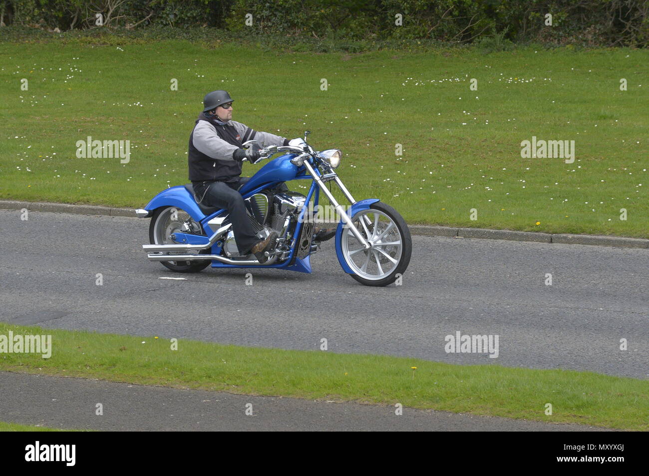 Biker sur une Harley Davidson Rocker C FXCWC moto bleu à Derry, Irlande du  Nord Photo Stock - Alamy