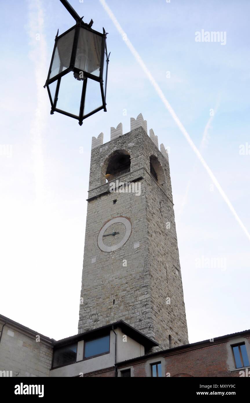 'Torre del popolo" (People's Tower) construit au 12ème siècle. Élément de 'Broletto' palace, siège maintenant de l'administration provinciale. Banque D'Images