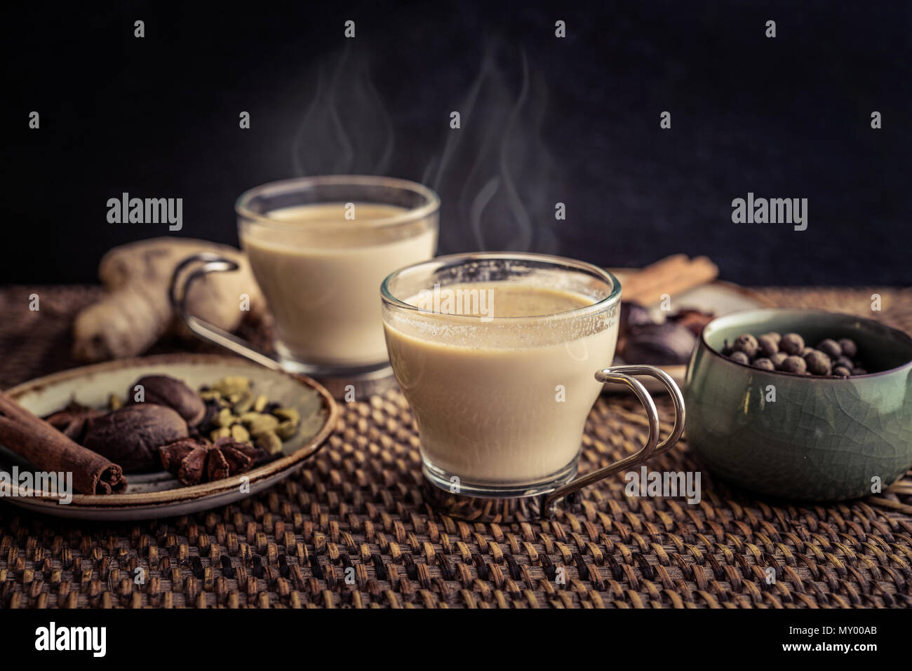 - Boisson traditionnelle indienne masala chai tea (thé au lait) avec des épices sur le plateau en rotin Banque D'Images