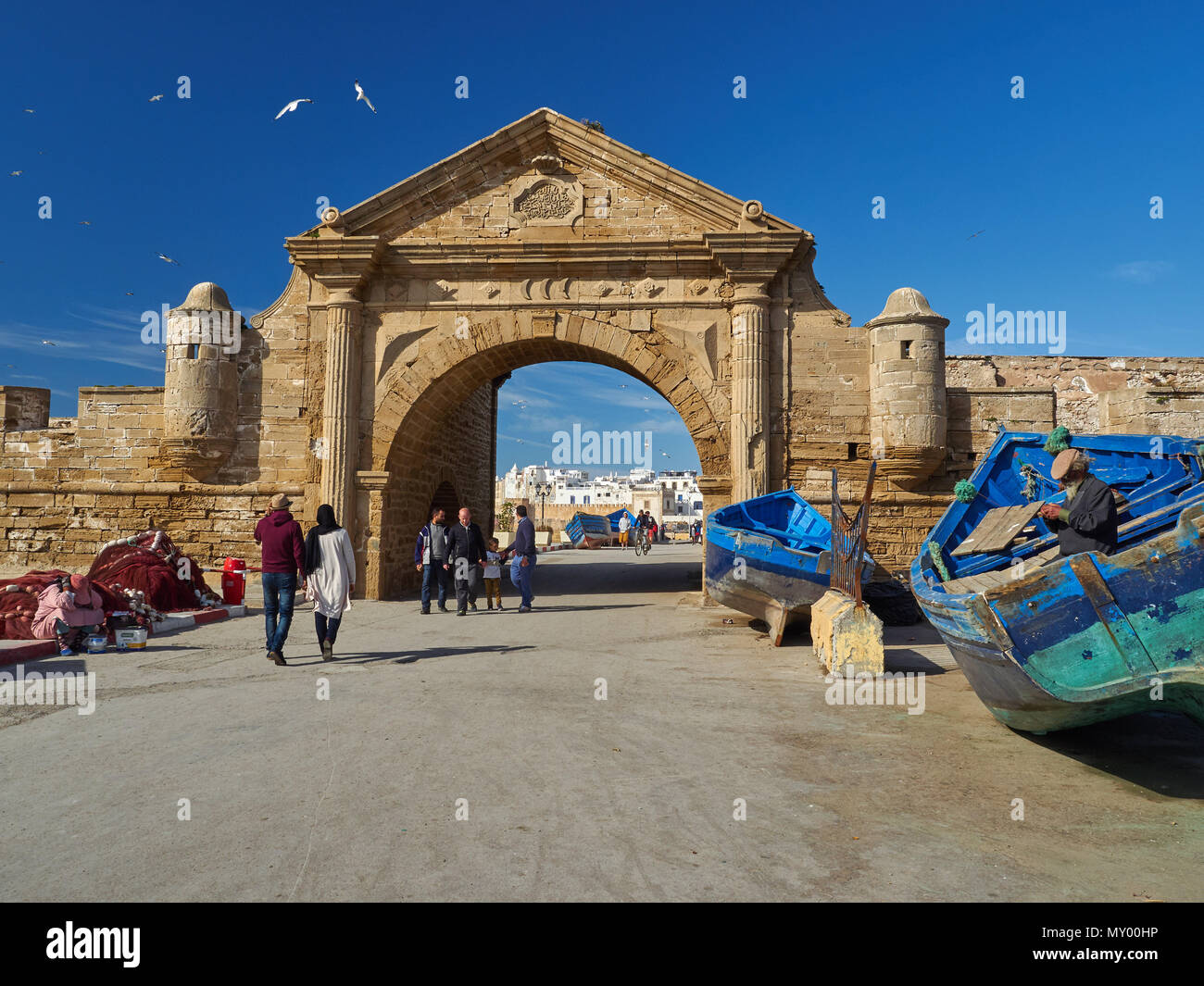 Ville portuaire d'Essaouira, une ancienne arche en pierre, murs en pierre, au premier plan se trouvent inversés, Maroc. Bateaux Banque D'Images