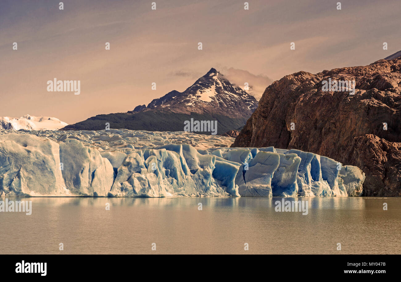 Paysage du Glacier Grey et lac Grey avec la gamme de montagne des Andes dans l'arrière-plan. Modifier une photo appel de la nostalgie de la Patagonie. Banque D'Images