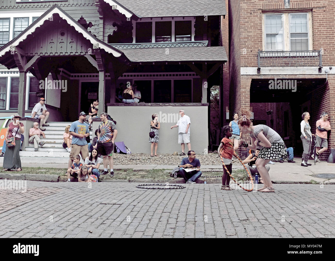 Les personnes bénéficiant d'un après-midi d'été à Cleveland, Ohio, USA à l'année 2018 Hessler Street juste. Banque D'Images