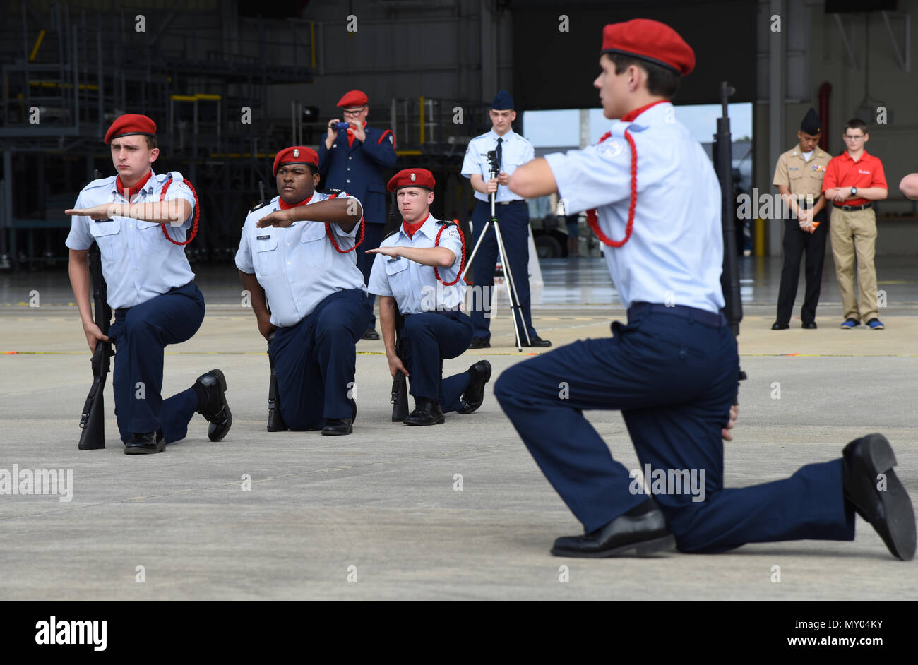 Lafayette High School Navy ROTC Junior, Oxford, Mississippi, les membres à soutenir la concurrence dans l'exposition au cours de la troisième armée du Mississippi annuel All-Services ROTC Junior percer le 18 novembre, 2016 La concurrence, sur la base aérienne de Keesler, Mlle. Plus de 500 élèves-officiers ROTC Junior, les spectateurs et les bénévoles étaient présents où les cadets se sont affrontés pour la meilleure équipe services ROTC Junior au Mississippi. ROTC Junior 17 équipes provenant de toutes les branches militaires étaient représentés à l'événement avec l'école secondaire de Biloxi Air Force ROTC Junior qui gagne le premier prix. (U.S. Air Force photo par Kemberly Groue) Banque D'Images