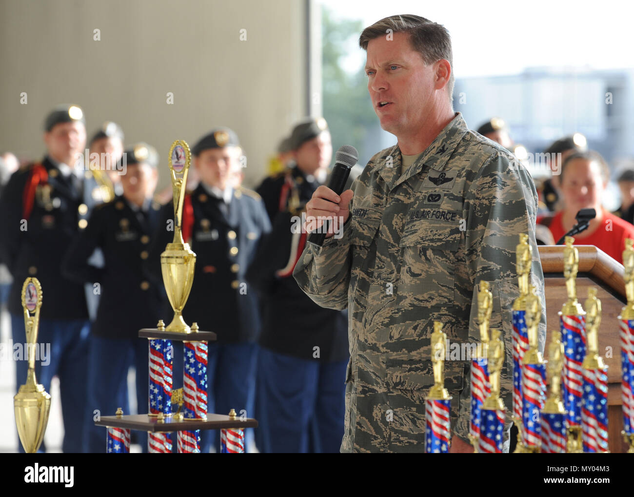 Le colonel C. Mike Smith, 81e Escadre, vice-commandant de formation offre des remarques de clôture au cours de la troisième édition annuelle de la Mississippi All-Services ROTC Junior percer le 18 novembre, 2016 La concurrence, sur la base aérienne de Keesler, Mlle. Plus de 500 élèves-officiers ROTC Junior, les spectateurs et les bénévoles étaient présents où les cadets se sont affrontés pour la meilleure équipe services ROTC Junior au Mississippi. ROTC Junior 17 équipes provenant de toutes les branches militaires étaient représentés à l'événement avec l'école secondaire de Biloxi Air Force ROTC Junior qui gagne le premier prix. (U.S. Air Force photo par Kemberly Groue) Banque D'Images