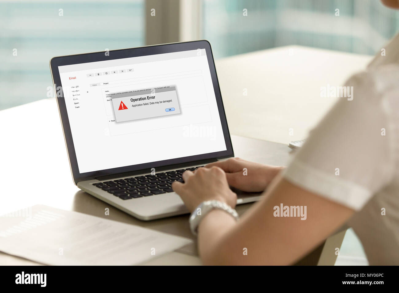 Businesswoman ressemble à un écran d'ordinateur portable avec l'opération message d'erreur. Défaillance du système d'expérience de l'entrepreneur au cours de workflow. Panne du système informatique, les forces spéciales Banque D'Images