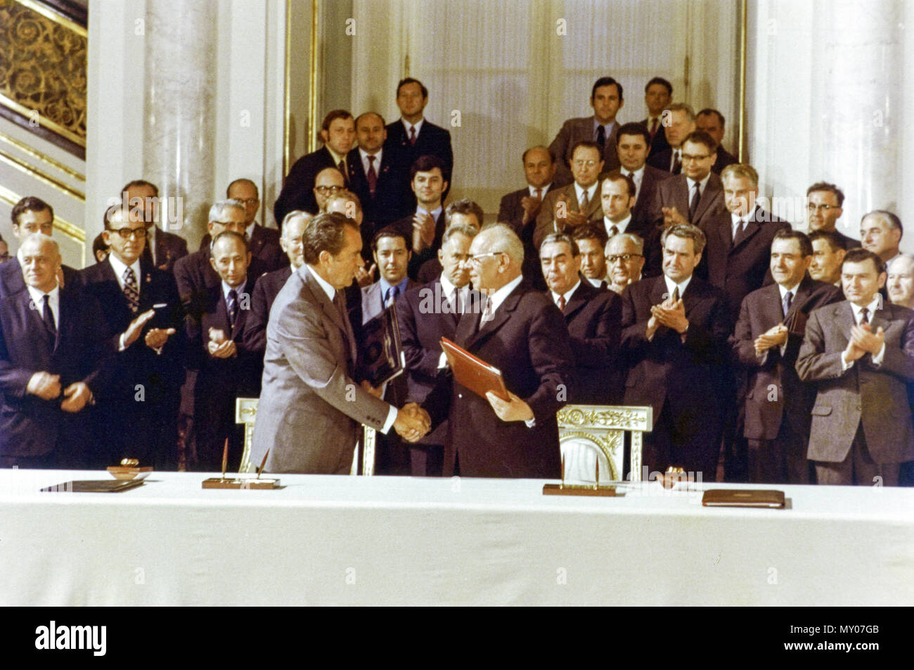 Le président Nixon et Nikolaï Podgorny (Président du Présidium du Soviet suprême de l'URSS) signent des accords de coopération entre les États-Unis et l'URSS dans les domaines de la protection de l'environnement, la science médicale et de santé publique à Saint Vladimir Hall dans le Grand Palais du Kremlin, Moscou. Banque D'Images