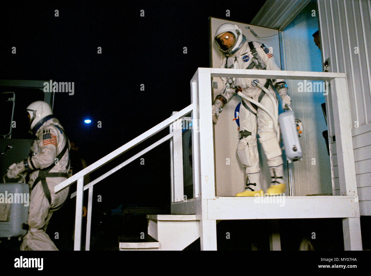 (15 décembre 1965) --- Les astronautes Walter M. Schirra Jr. (avant), pilote de commande ; et Thomas P. Stafford, pilote, laisser la remorque qui correspond au Complexe de lancement 16 pendant le Gemini-6 compte à rebours prelaunch à Cap Kennedy Banque D'Images