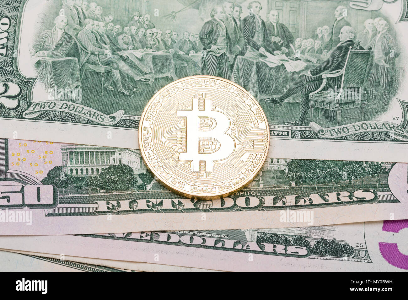 Bitcoin or sur nous des billets de banque. Banque D'Images