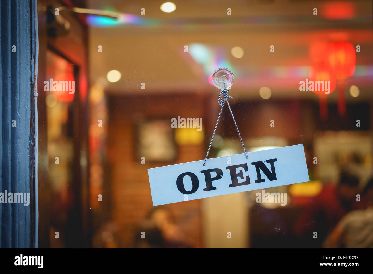 Pancarte ouvert sur un restaurant ou un magasin porte. Le format paysage. Banque D'Images