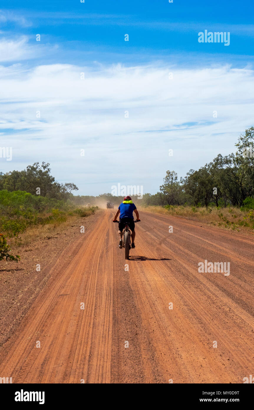 Un cycliste, équitation une fatbike dans le Défi 2018 Gibb sur la Gibb River Road WA Kimberley Australie Banque D'Images