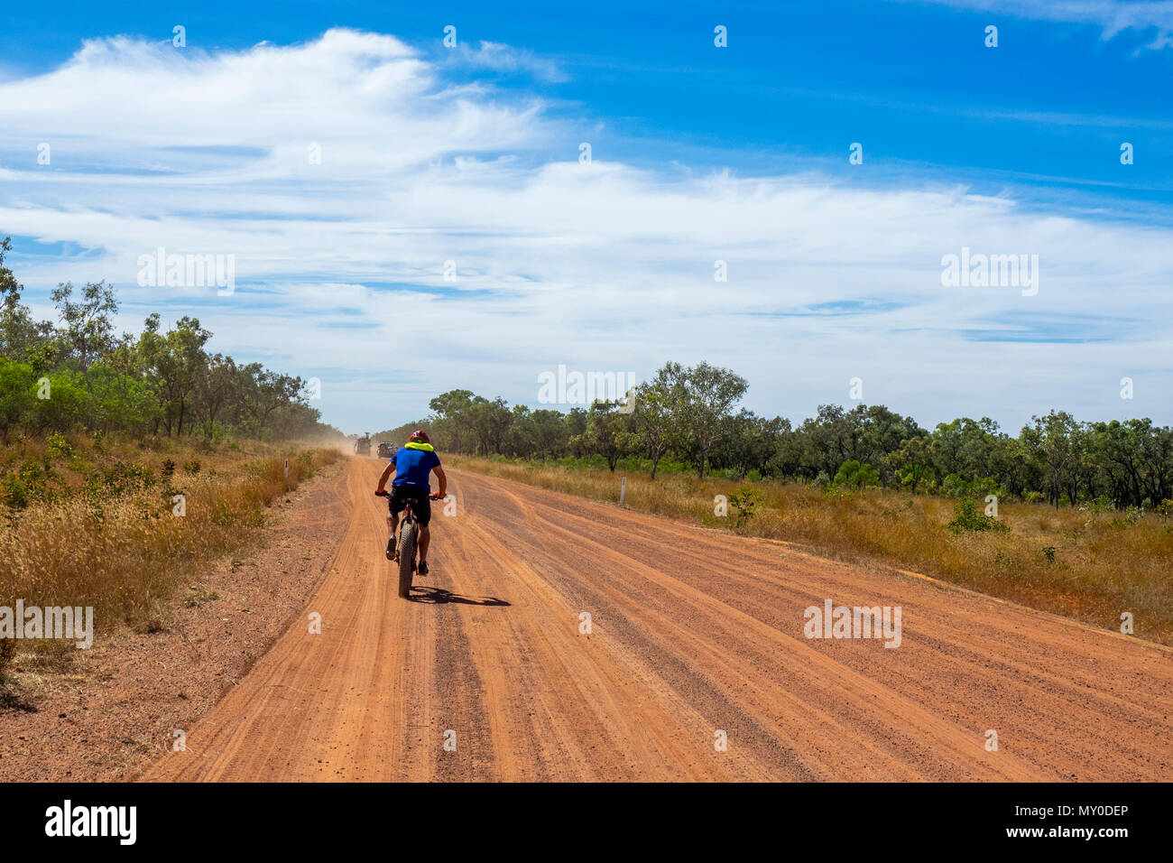 Un cycliste, équitation une fatbike dans le Défi 2018 Gibb sur la Gibb River Road WA Kimberley Australie Banque D'Images