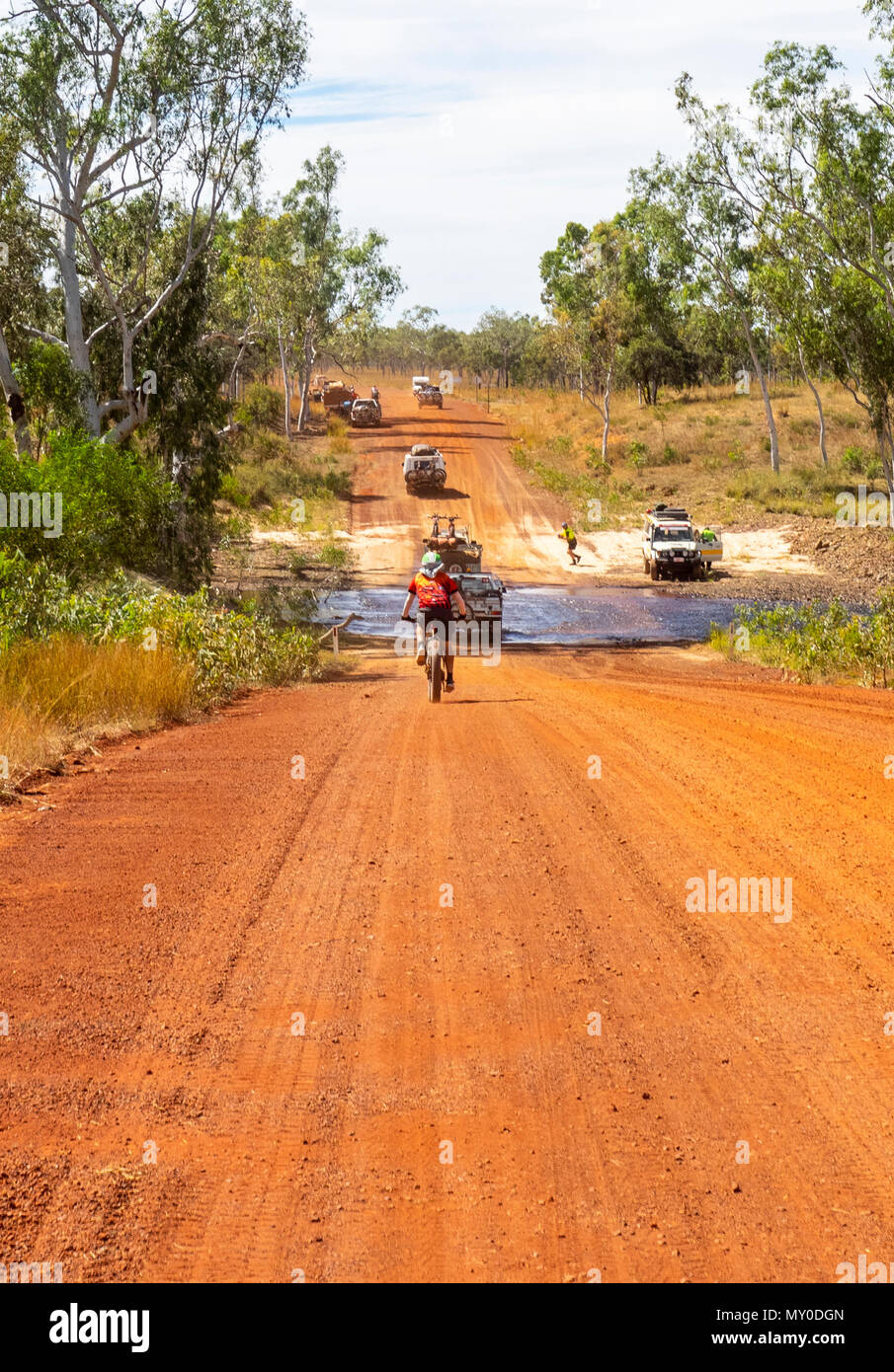 Un cycliste, équitation un vélo dans un fatbike River Crossing, dans le Défi 2018 Gibb sur la Gibb River Road WA Kimberley Australie Banque D'Images