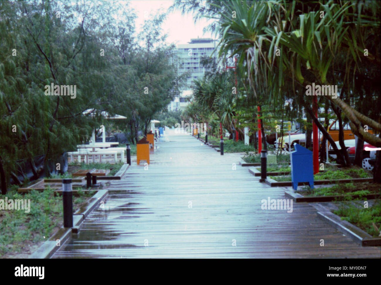 Raptis Plaza, Cavill Mall, Surfers Paradise, décembre 1989. Partie d'une série de photos réalisées par le Département du Premier Ministre des Relations publiques et des médias de l'Office de Tourisme de nombreux aspects du Queensland caractéristiques géographiques, une vue panoramique, les villes et villages, de l'infrastructure et des bâtiments, de l'industrie et l'agriculture, de la flore et de la faune, voyage, technologie, services, loisirs, personnes et événements importants, capturés par les photographes du Gouvernement du Queensland. Banque D'Images