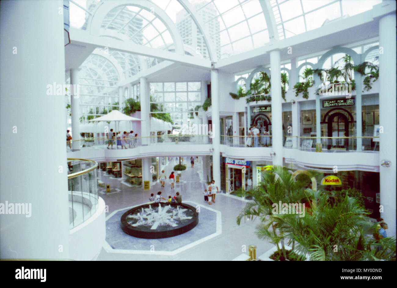 Raptis Plaza, Cavill Mall, Surfers Paradise, décembre 1989. Partie d'une série de photos réalisées par le Département du Premier Ministre des Relations publiques et des médias de l'Office de Tourisme de nombreux aspects du Queensland caractéristiques géographiques, une vue panoramique, les villes et villages, de l'infrastructure et des bâtiments, de l'industrie et l'agriculture, de la flore et de la faune, voyage, technologie, services, loisirs, personnes et événements importants, capturés par les photographes du Gouvernement du Queensland. Banque D'Images