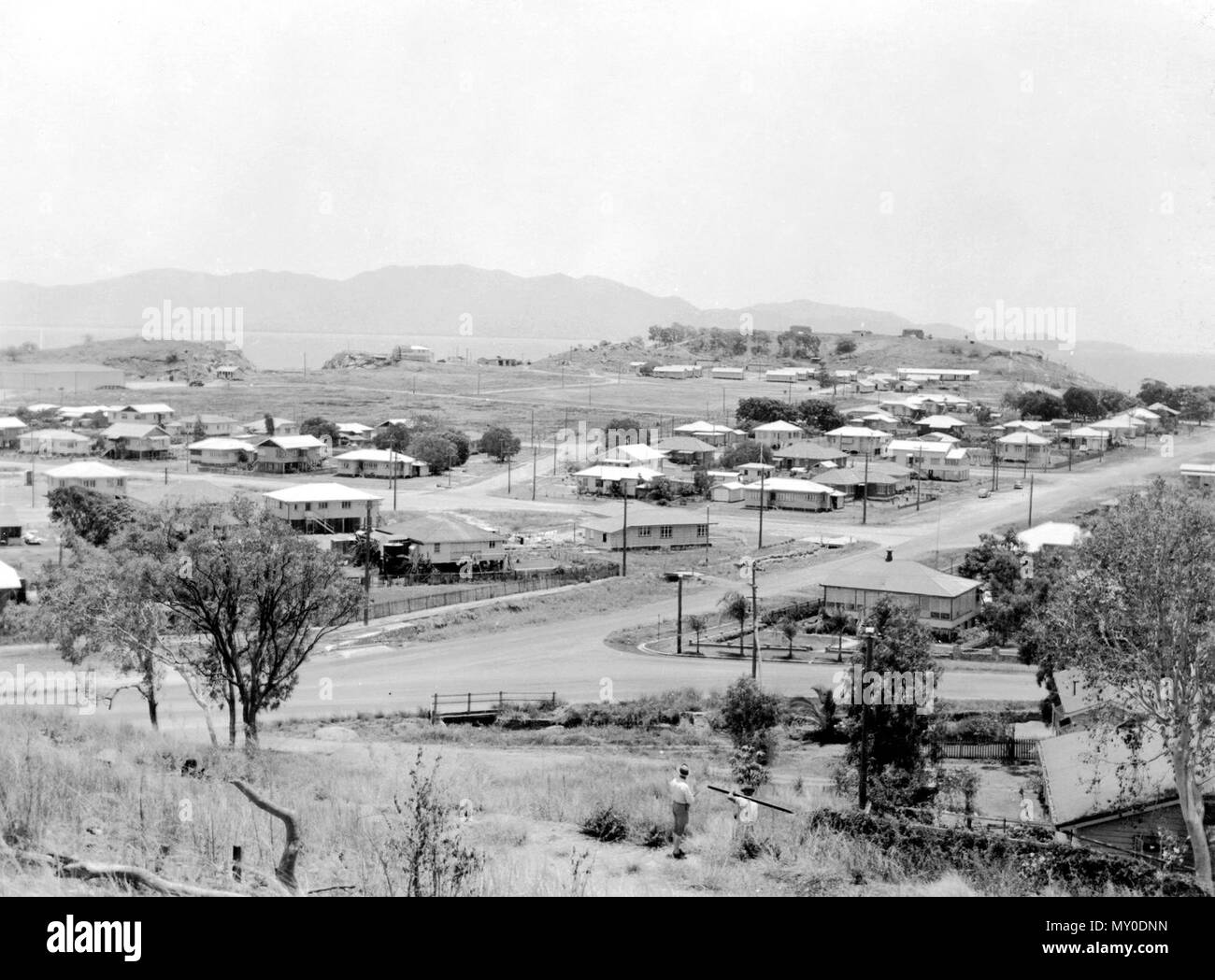 Terrains, Kissing Point, Townsville, 1953. Townsville Bulletin journalier 21 mars 1951 RÉCUPÉRATION MARAIS 63144359 ) Il y a eu plusieurs occasions de reprendre avec profit des terres de marée dans le Queensland, le chef de l'opposition, M. G. F. R. Nicklin, dit au Parlement aujourd'hui. Il s'est félicité des dispositions dans le projet de loi modifiant la Loi sur les commissions portuaires qui permettra aux terres de marée à être loué pour la remise en état. Conseils portuaires pourrait louer des terres de marée pour récupération avantageusement, et plus de terres pour l'industrie serait disponible, a-t-il dit. M. Nicklin dit disposition permettant un port à bord en gage à st Banque D'Images