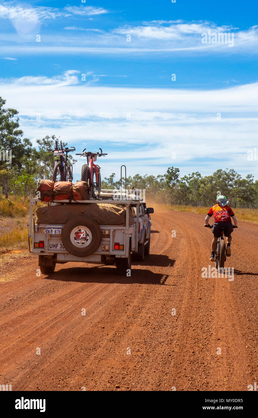 Un cycliste, équitation une fatbike et un 4 roues motrices véhicule d'assistance dans le Défi 2018 Gibb sur la Gibb River Road WA Kimberley Australie Banque D'Images