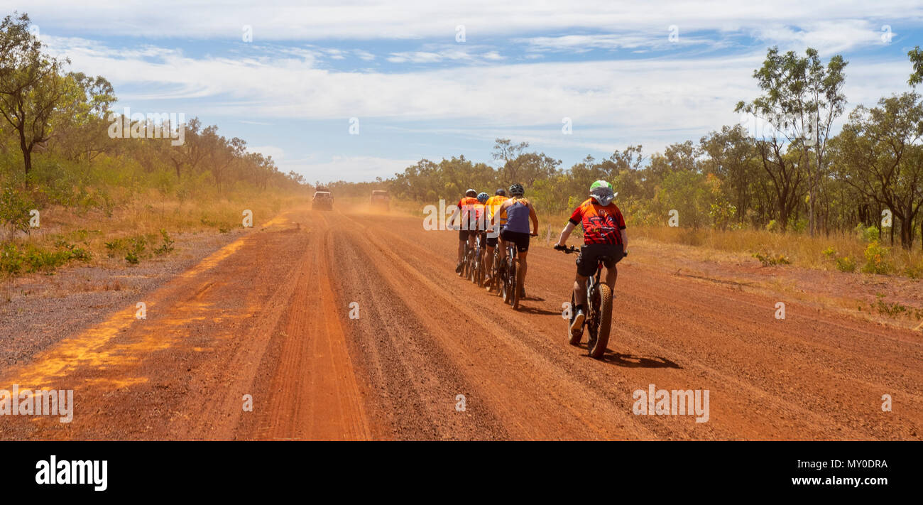 Un peloton de cyclistes VTT ou d'équitation dans les fatbikes Gibb 2018 Défi sur le chemin de terre Gibb River Road WA Kimberley Australie Banque D'Images