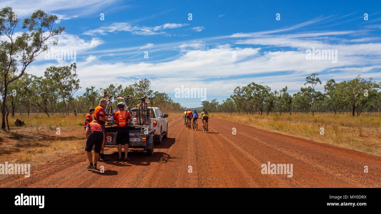 Un véhicule d'assistance et de peloton de cyclistes VTT ou d'équitation fatbikes dans le Défi 2018 Gibb sur Gibb River Road WA Kimberley Australie Banque D'Images