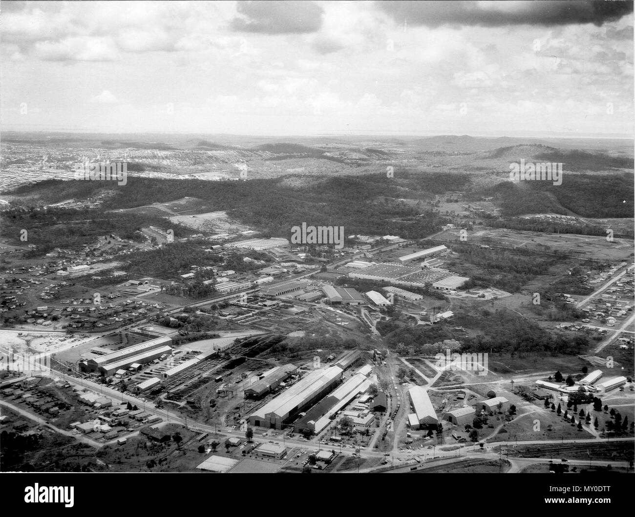 Rocklea Zone Industrielle, décembre 1957. Le Courier-Mail 8 avril 1954 SITES INDUSTRIELS DE LA DEMANDE. Les entreprises du sud de l'installation des bureaux et usines ( ) une grande demande pour les sites industriels dans et autour de Brisbane a été faite au cours des dernières semaines par les grandes industries du sud et les entreprises de fabrication. Sydney et Melbourne, les entreprises qui auparavant n'avait qu'un représentant au Sénégal sont en train de mettre en place des bureaux, locaux de stockage, et, dans certains cas, les usines. Les agents immobiliers ont déclaré hier que déjà plusieurs ventes de petits sites ont été réalisés, tandis que d'autres entreprises avaient placé des commandes pour des sites appropriés. Banque D'Images