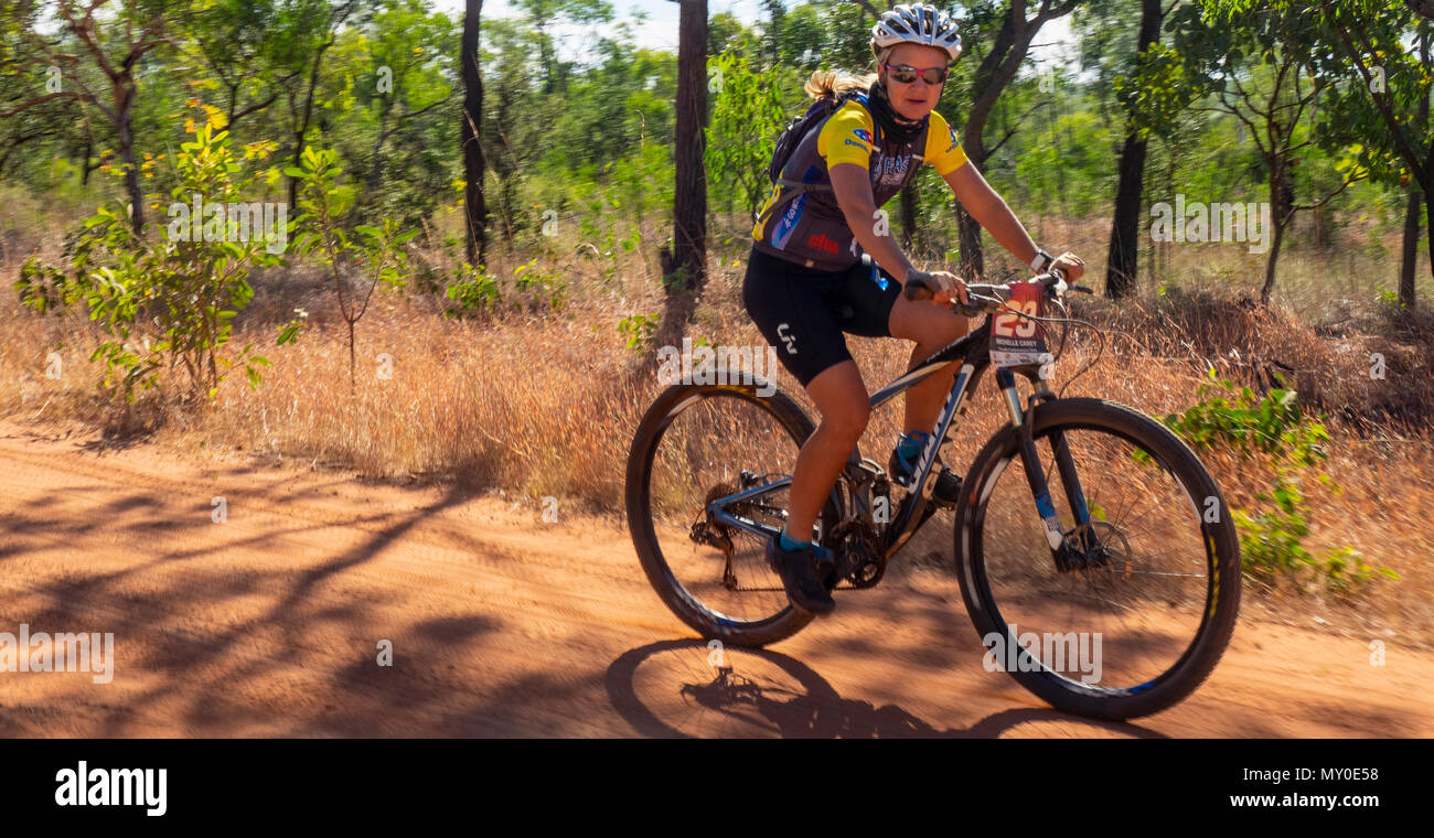 Cycliste féminine équitation un vélo de montagne dans le Défi 2018 Gibb sur la Gibb River Road WA Kimberley Australie Banque D'Images