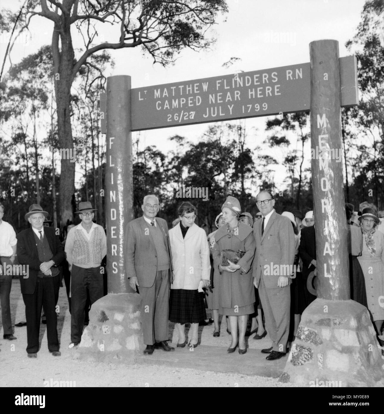 Monsieur Raphael, Lady Cilento Cilento, Mme Nicolson et M. Nicholson. Le Matthew Flinders mémorial a été ouverte par David Nicholson, député d'Murrumba et le président l'Assemblée législative du Queensland. Banque D'Images