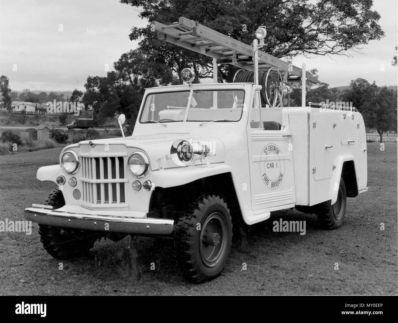 Voiture de pompiers de St George, 1 juillet 1962. St George la voiture de pompiers 1 converti d'une Willys Jeep Camion. Le Gouvernement du Queensland a fourni ces unités pour les petites communes rurales en 1961. Le châssis ont été construits par Willys Motors Australia Pty à Brisbane et les corps par Enoggera Motor corps fonctionne. Banque D'Images