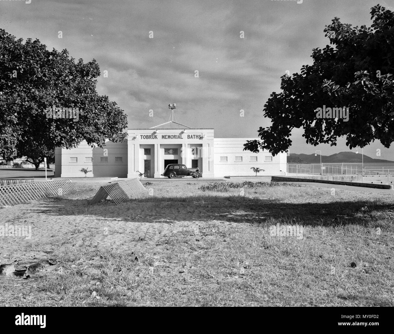 Tobruk Memorial Baths, Townsville, c 1953. Du patrimoine du Queensland Registerid =601575 ) . Tobruk Memorial thermes ont été entrepris en 1941 et achevé en 1950. Une initiative du Conseil de la ville de Townsville, les thermes ont été initialement prévu comme un simple agrément civique, à remplacer les anciens thermes de la ville. En décembre 1941, toutefois, le Conseil a décidé de nommer les bains dans l'honneur de l'Australian militaires qui avaient pris part au siège de Tobrouk [Tubruq]. Tobruk Memorial thermes ont été érigé sur un site associé avec bains de mer depuis au moins les années 1870. Le premier établissement européen à Townsville w Banque D'Images