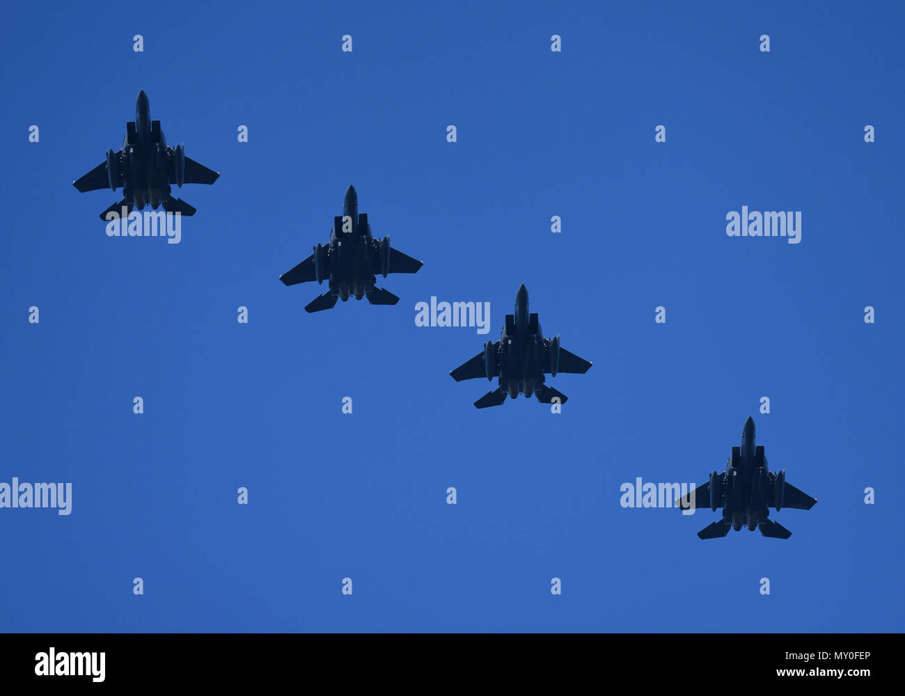 Quatre U.S. Air Force F-15E Strike Eagle de la 336e Escadre de chasse, Mountain Home Air Force Base, Texas, volent en formation au cours de drapeau à damiers 17-1 à la base aérienne Tyndall, en Floride, le 16 décembre 2016. Plus de 300 aviateurs de Mountain Home AFB déployés le long avec 16 F-15E de participer à la grande force de l'exercice, l'intégration avec d'autres avions de quatrième génération ainsi que le F-22 Raptor et le F-35 Lightning II. (U.S. Photo de l'Armée de l'air par le sergent d'Alex Fox Echols III/libérés) Banque D'Images