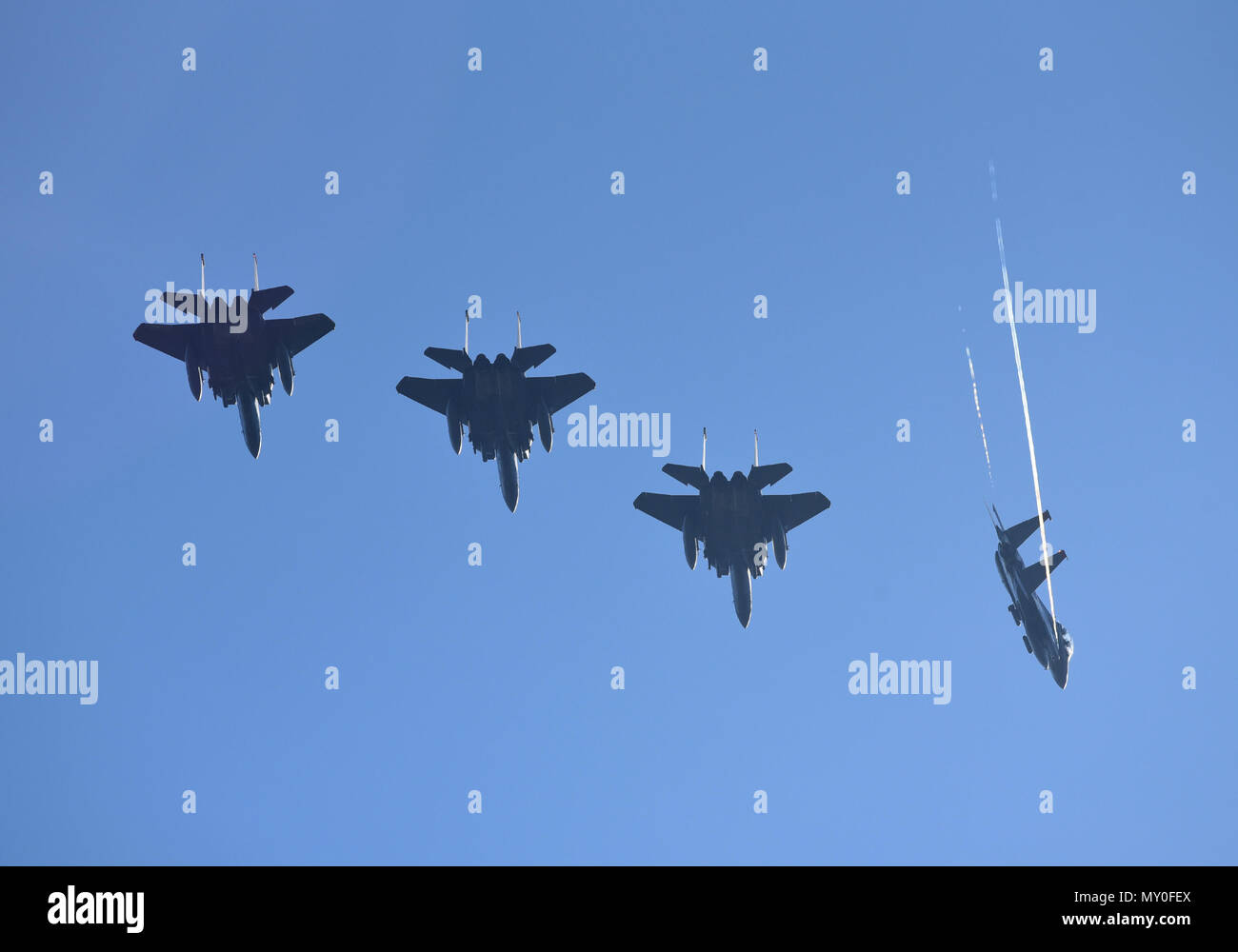 Quatre U.S. Air Force F-15E Strike Eagle de Mountain Home Air Force Base, Texas, passent au-dessus au cours de drapeau à damiers 17-1 à la base aérienne Tyndall, en Floride, le 16 décembre 2016. Les aviateurs de l'Armée de l'air de tout le pays ont convergé à la Tyndall pour drapeau à damiers 17-1, un vaste exercice de la force aérienne de total, de participer dans le haut de gamme intégration multi-cellule de formation 5-16 décembre. (U.S. Photo de l'Armée de l'air par le sergent d'Alex Fox Echols III/libérés) Banque D'Images