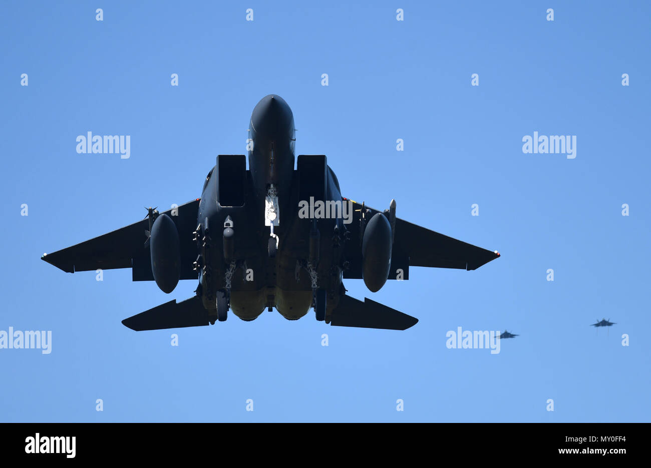 Un U.S. Air Force F-15E Strike Eagle à Mountain Home Air Force Base, Alabama, vole avec deux F-22 Raptors Tyndall suivantes pendant drapeau à damiers 17-1 à la base aérienne Tyndall, en Floride, le 16 décembre 2016. Au cours de l'exercice, quatrième et cinquième génération de pilotes de chasse ont travaillé ensemble pour remplissez des missions impliquant de multiples cellules y compris le F-35A Lightning II, F-22 Raptor, F-16CM Fighting Falcon, F-15E, HH-60G Pave Hawk et E-3 Sentry fuselages d'améliorer ses capacités opérationnelles de l'Armée de l'air. (U.S. Photo de l'Armée de l'air par le sergent d'Alex Fox Echols III/libérés) Banque D'Images