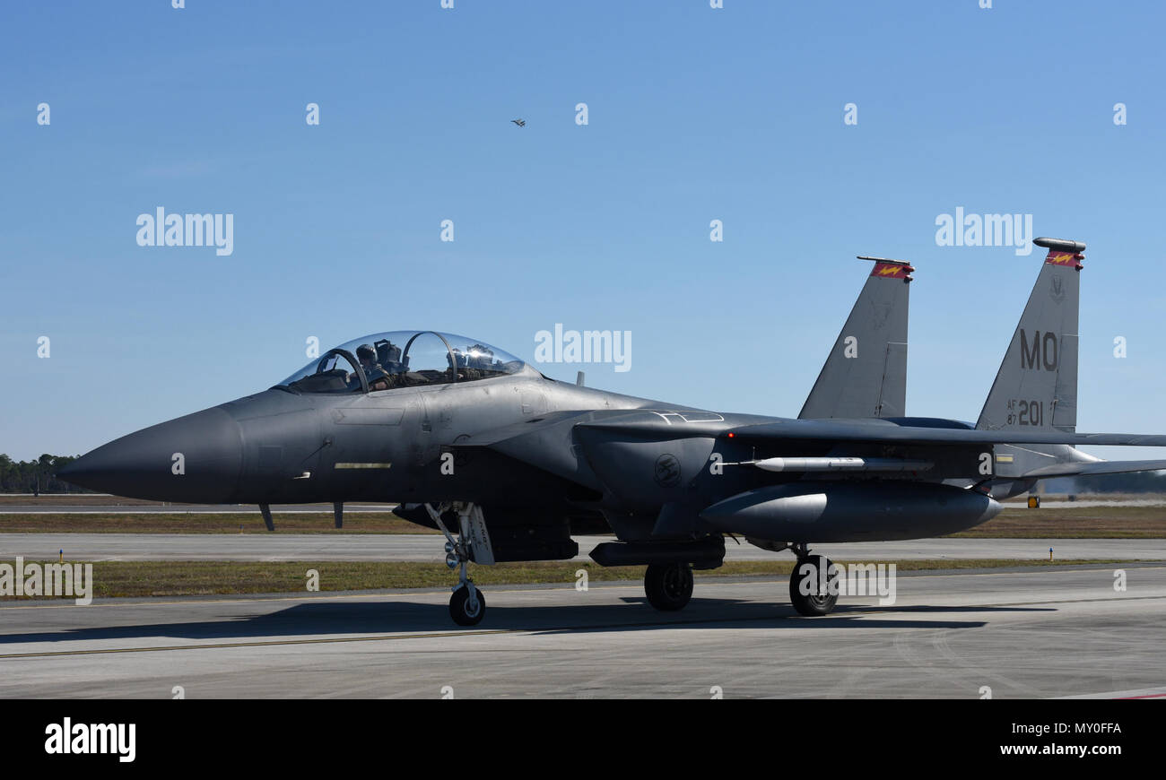 Un U.S. Air Force F-15E Strike Eagle à Mountain Home Air Force Base, Alabama, taxis en bas de la piste au cours de drapeau à damiers 17-1 à la base aérienne Tyndall, en Floride, le 16 décembre 2016. Plus de 300 aviateurs de Mountain Home AFB déployés le long avec 16 F-15E Strike Eagles de participer à la grande force de l'exercice, l'intégration avec d'autres avions de quatrième génération ainsi que le F-22 Raptor et le F-35 Lightning II. (U.S. Photo de l'Armée de l'air par le sergent d'Alex Fox Echols III/libérés) Banque D'Images