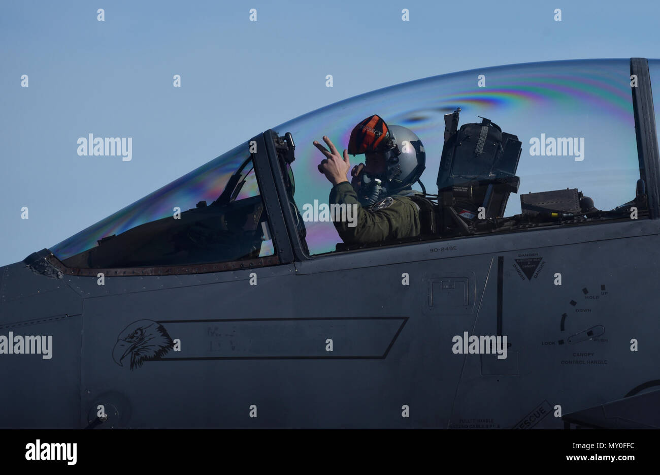 Un U.S. Air Force F-15E Strike Eagle pilot de Mountain Home Air Force Base, Texas, les signaux qu'il circule sur la piste au cours de drapeau à damiers 17-1 à la base aérienne Tyndall, en Floride, le 16 décembre 2016. Plus de 300 aviateurs de Mountain Home AFB déployés le long avec 16 F-15E Strike Eagles de participer à la grande force de l'exercice, l'intégration avec d'autres avions de quatrième génération ainsi que le F-22 Raptor et le F-35 Lightning II. (U.S. Photo de l'Armée de l'air par le sergent d'Alex Fox Echols III/libérés) Banque D'Images