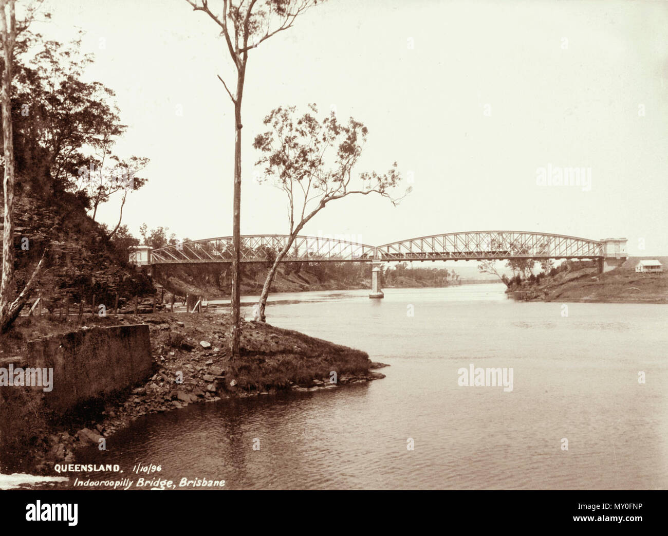 Train sur Indooroopilly pont de chemin de fer, Brisbane, 1er octobre 1896. Du patrimoine du Queensland Registerid =600232 ) . Albert Bridge, qui est un "pont en treillis en acier' hogsback sur piliers en maçonnerie, a été construit en 1894-95. C'est le deuxième pont Albert sur le site, le remplacement d'une précédente structure 1876 qui a été lavé dans les inondations de 1893. Les deux ponts ont été nommées en l'honneur du prince de Galles, Prince Albert. Le deuxième pont a été conçu par Henry Charles Stanley, l'État du Queensland, ingénieur en chef des chemins de fer de 1892 à 1901, et est considéré comme son œuvre majeure. Dans la conception du pont comme deux l Banque D'Images