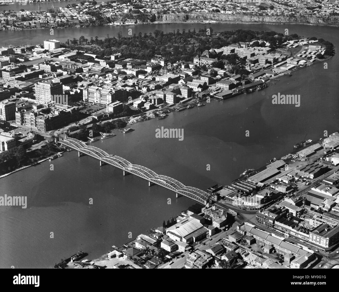 Pont Victoria et Brisbane City à partir de l'air, c 1958. Le Courier-Mail 4 décembre 1953 TESTS DE CITY BRIDGE 51095386 ) Ingénieurs tôt pour jours attaché instruments délicats au pont Victoria pour les essais sur le pont demain. Le conseil municipal travaille (président du comité d'ALD. Glover) a déclaré que les tests peuvent produire des données précieuses pour la conception du nouveau pont. Le pont sera fermé à partir de 2 à 4 h à demain pour les essais, qui serait supervisé par le doyen de la Faculté de génie (professeur J. H. Lavery) et le conseil service travaux ingénieur en chef (M. C. B. Mott). L'instru Banque D'Images