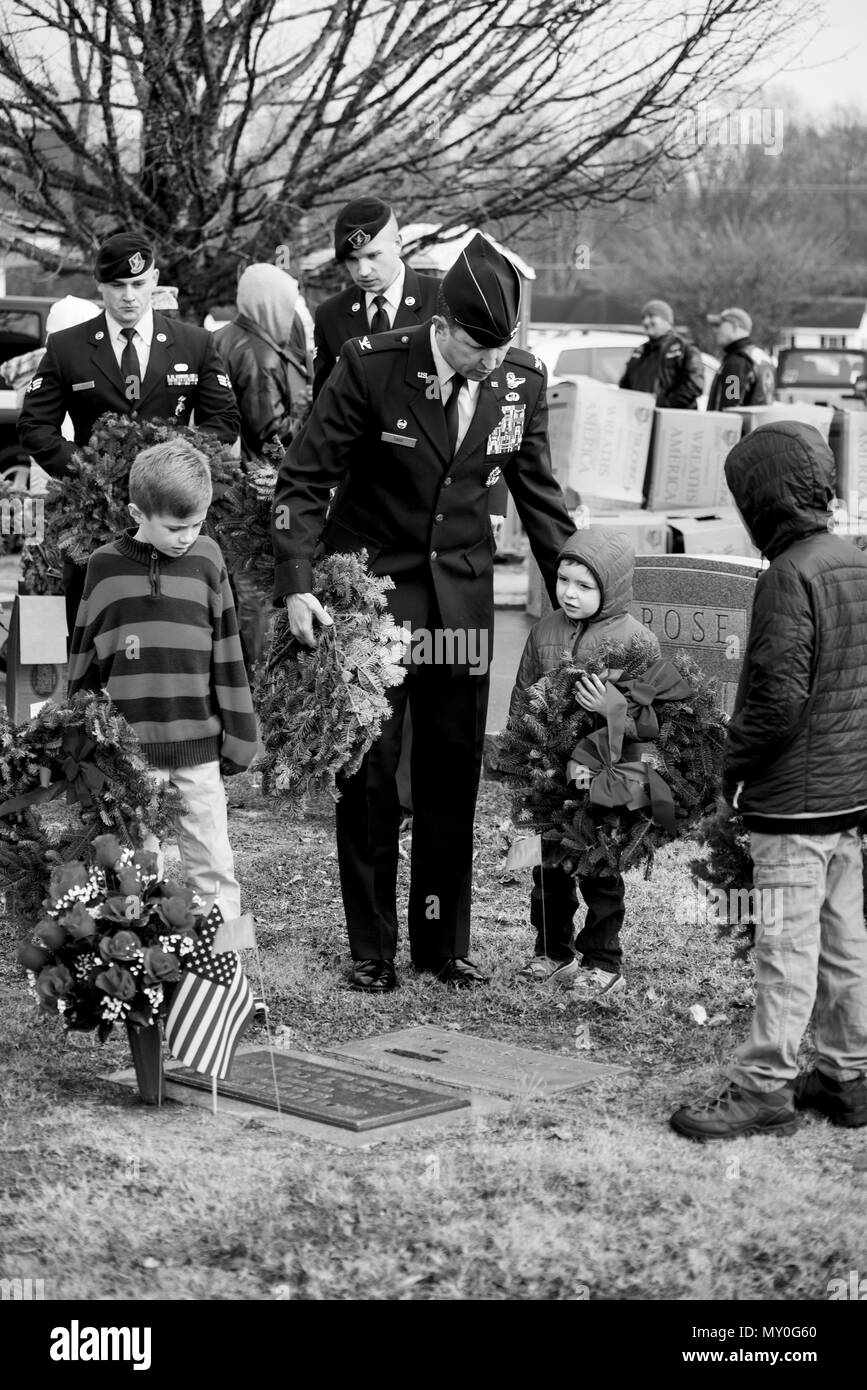 Le colonel Christopher Sage (centre), 4e Escadre de chasse, commandant des couronnes sur une sépulture établit avec ses enfants au cours d'une cérémonie des couronnes à travers l'Amérique, le 17 décembre 2016, à l'Evergreen Memorial Cemetery à Princeton, Caroline du Nord. Couronnes à travers l'Amérique a commencé dans le Maine, il y a 25 ans et plus de 1 200 endroits dans le monde entier participent aujourd'hui. (U.S. Air Force photo par Airman Shawna L. Keyes) Banque D'Images Le colonel Christopher Sage (centre), 4e Escadre de chasse, commandant des couronnes sur une sépulture établit avec ses enfants au cours d'une cérémonie des couronnes à travers l'Amérique, le 17 décembre 2016, à l'Evergreen Memorial Cemetery à Princeton, Caroline du Nord. Couronnes à travers l'Amérique a commencé dans le Maine, il y a 25 ans et plus de 1 200 endroits dans le monde entier participent aujourd'hui. (U.S. Air Force photo par Airman Shawna L. Keyes) Banque D'Images