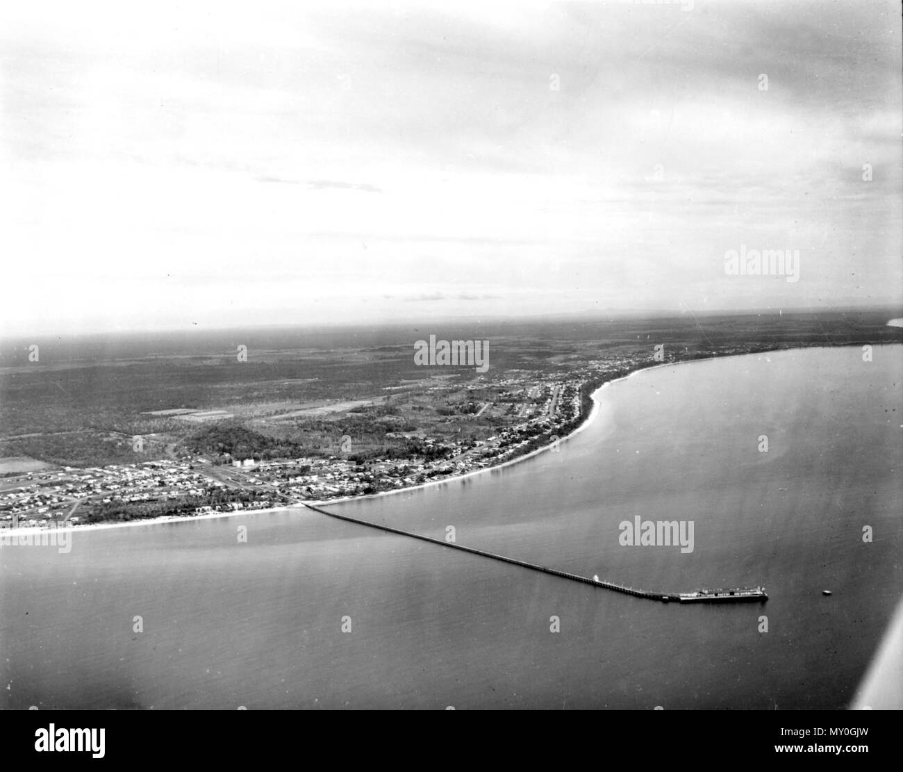 Photo aérienne du Nord à Hervey Bay, le 12 juillet 1967. Urangan Pier a été construit entre 1913 et 1917. Il était à l'origine 1107 mètres de long. Le dernier navire à quai en janvier 1985 et de la jetée a été fermé. Plus tard cette année il a été transférée du ministère de l'Administration portuaire et maritime à Hervey Bay City Council. Il est désormais répertorié sur la côte Fraser Conseil régional du patrimoine local s'inscrire. Banque D'Images