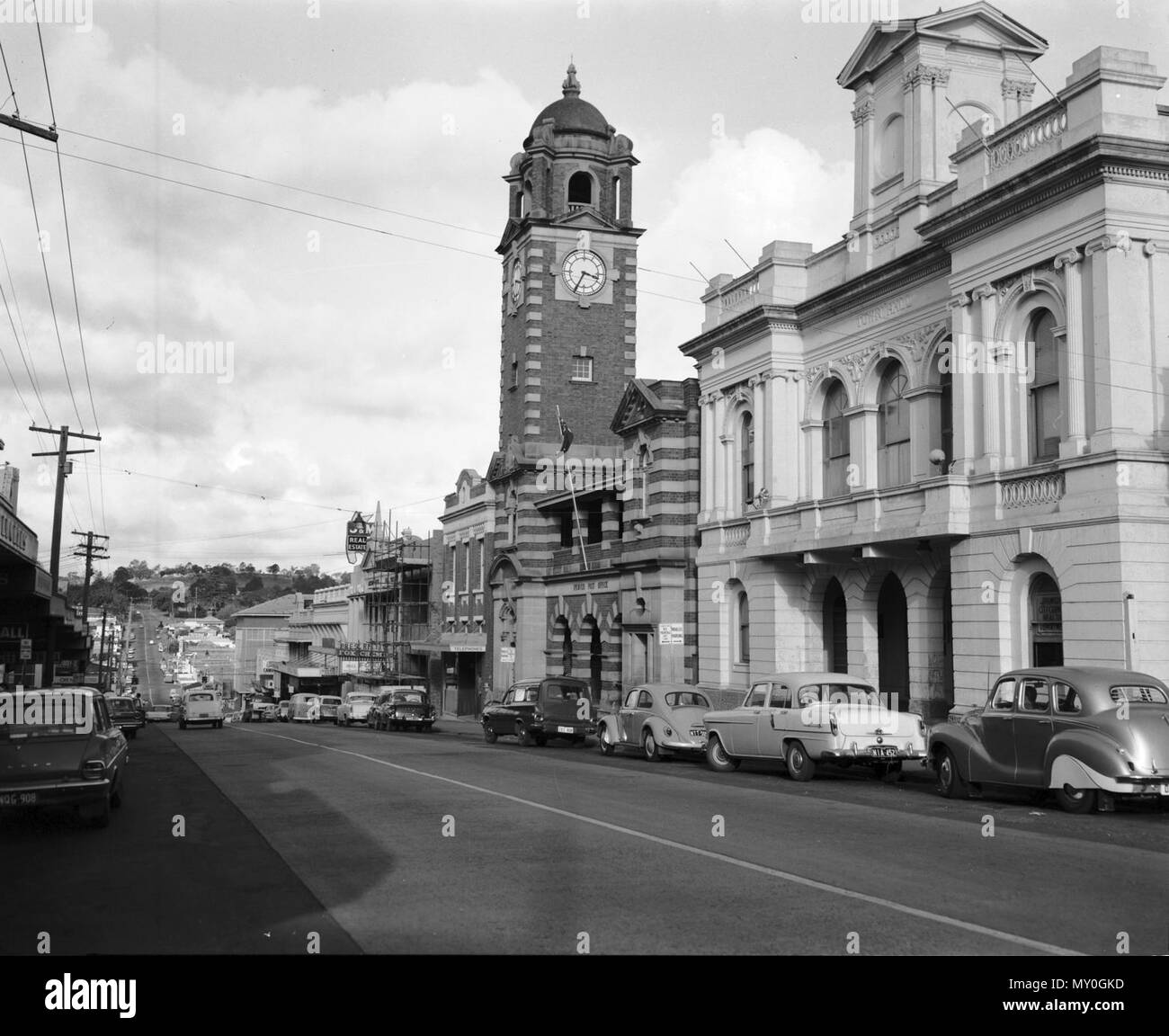 Brisbane Street, Ipswich, avril 1965. Les deux bâtiments importants sont le bureau de poste d'Ipswich (construit 1900) et l'Ancien hôtel de ville (construit 1861). La mairie avait installé son horloge en 1879. À partir de 1901 jusqu'en 1912, Ipswich avait deux horloges côte à côte dans ces deux bâtiments, bien qu'ils étaient généralement montrant différentes fois ! L'horloge du bureau de poste a été illuminée en 1912 et l'horloge de l'hôtel de ville a été vendu à Anne de conseil de ville et a été installé dans l'hôtel de ville de Sandgate en 1923. Banque D'Images