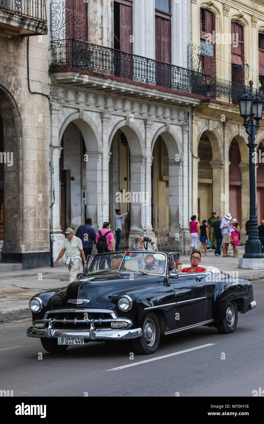 Voiture américaine classique utilisé comme taxi, connu localement comme almendrones, La Havane, Cuba. Banque D'Images