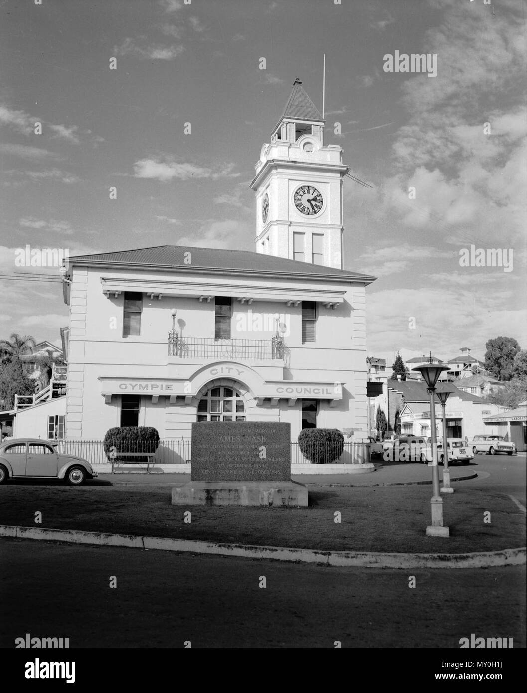 La salle du Conseil de ville et James Nash Memorial, Gympie, 1962. Du patrimoine du Queensland Registerid =602789 ) . Hôtel de Ville de Gympie a été ouverte en 1890 sur des terrains réservés à cet effet en 1883. Il a été conçu par les Frères Clark, qui a remporté des concours pour les hôtels de ville proposée pour Brisbane et en 1884 Gympie et Warwick en 1885. De la Clark Brothers' projets gagnants pour le Queensland, les hôtels de ville, seulement que pour Gympie peut avoir été réalisé, et sa construction a été supervisée par H W Durietz à la fin des années 1880. Il a été étendu en 1938-9 par architecte Brisbane C H Griffin. (Initialement Nashvi Gympie Banque D'Images