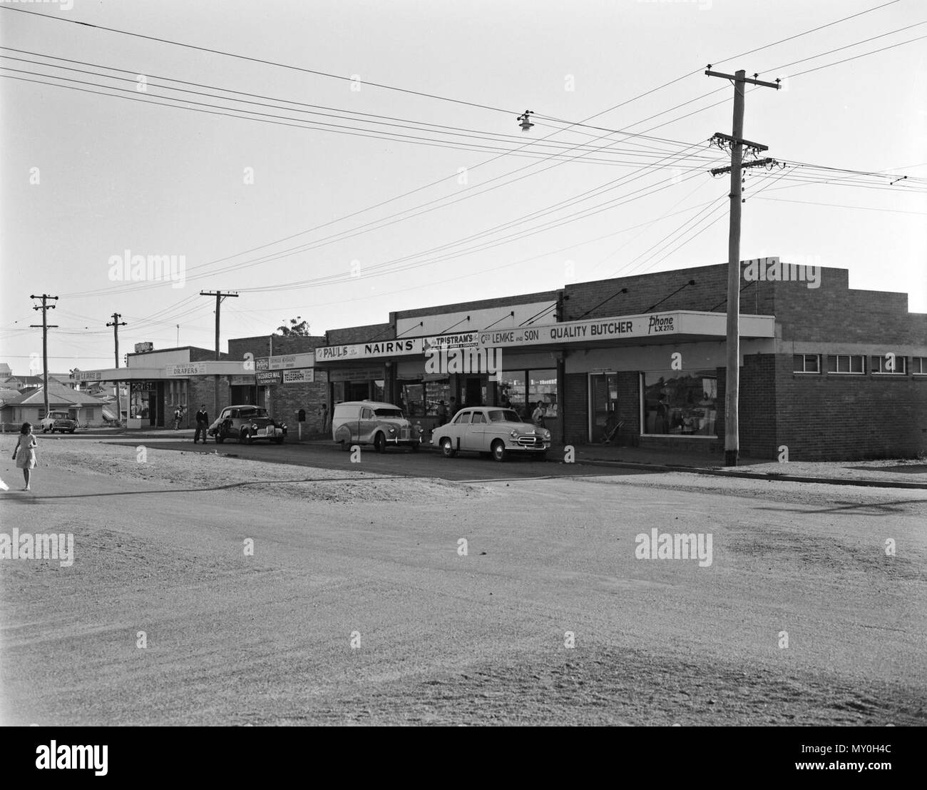 Corrie Street, Chermside, c 1955. La Commission du logement du Queensland a développé ce domaine de Chermside au début des années 50. Une petite partie des terres a été mis de côté pour ces magasins, construit c 1953 pour servir le développement de nouveaux logements. Banque D'Images