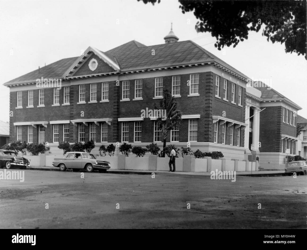 Court House, Mackay, mai 1963. Histoire de l'échelon régional les palais : le palais de justice palais de justice actuel Mackay est construit dans le style néo-géorgien, achevée en 1939 pour la conception de l'architecte du gouvernement A.B. Leven. La construction du palais a été une partie de la poussée de l'emploi entraîné par la grande dépression. En 2003, l'édifice a subi une reconfiguration majeure et la remise à neuf de la restaurer à la distinction. Une extension significative a été ajouté au palais comprenant quatre nouveaux co Banque D'Images