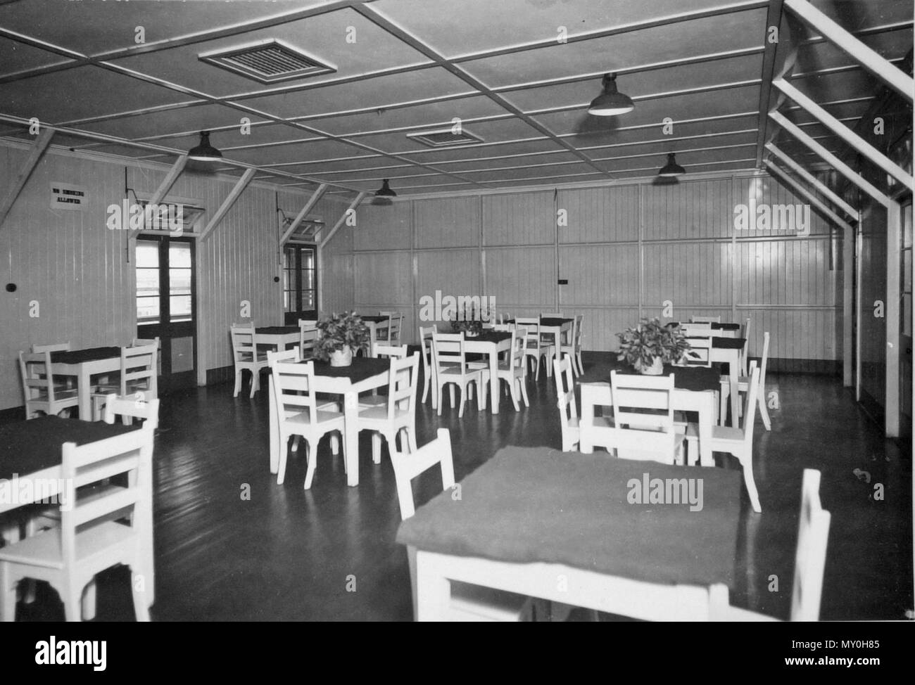 Dans la salle à manger de l'Hôpital d'isolement vénérienne, South Brisbane, ch. La femelle la maladie vénérienne de l'Hôpital d'isolement a été créée à l'Hôpital général de Brisbane en 1911 où les femmes étaient obligatoirement détenues en vertu de la Loi canadienne sur la santé de 1911 du Queensland. Il a été déplacé dans un bâtiment adjacent à la prison de Brisbane - Boggo Road en 1920. Jusqu'à 1943 il a été utilisé pour le confinement des prostituées, amateurs de promiscuité et délinquants des filles. À partir de 1943, elle est également utilisée pour toute femme ayant du personnel infecté des forces combattantes. Il a atteint son apogée en novembre 1943 avec 105 détenus. Dans l Banque D'Images