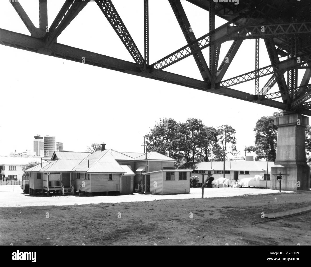 Logement familial à Yungaba Auberge de migrants, 16 novembre 1967. Du patrimoine du Queensland Registerid =600245 ) . Yungaba est un deux étages en brique bâtiment institutionnel conçu comme un dépôt d'immigrants en 1885 par John James Clark, architecte colonial pour le Queensland. À la suite de son licenciement peu après, le plan a été mis au point par Edward Henry Alder et Robert Henry Mills. Construit par William Peter Clark, le bâtiment est décrite comme étant d'Italianate/Queensland/institutionnel style. À la suite de la subdivision de Kangaroo Point en 1843-44, lots 21 et 22 ont été achetés par Juda et Isaac Solomon Banque D'Images