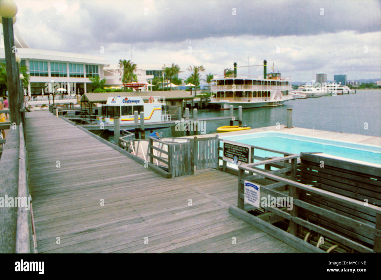 Fishermans Wharf, Main Beach, Gold Coast, décembre 1989. Partie d'une série de photos réalisées par le Département du Premier Ministre des Relations publiques et des médias de l'Office de Tourisme de nombreux aspects du Queensland caractéristiques géographiques, une vue panoramique, les villes et villages, de l'infrastructure et des bâtiments, de l'industrie et l'agriculture, de la flore et de la faune, voyage, technologie, services, loisirs, personnes et événements importants, capturés par les photographes du Gouvernement du Queensland. Banque D'Images