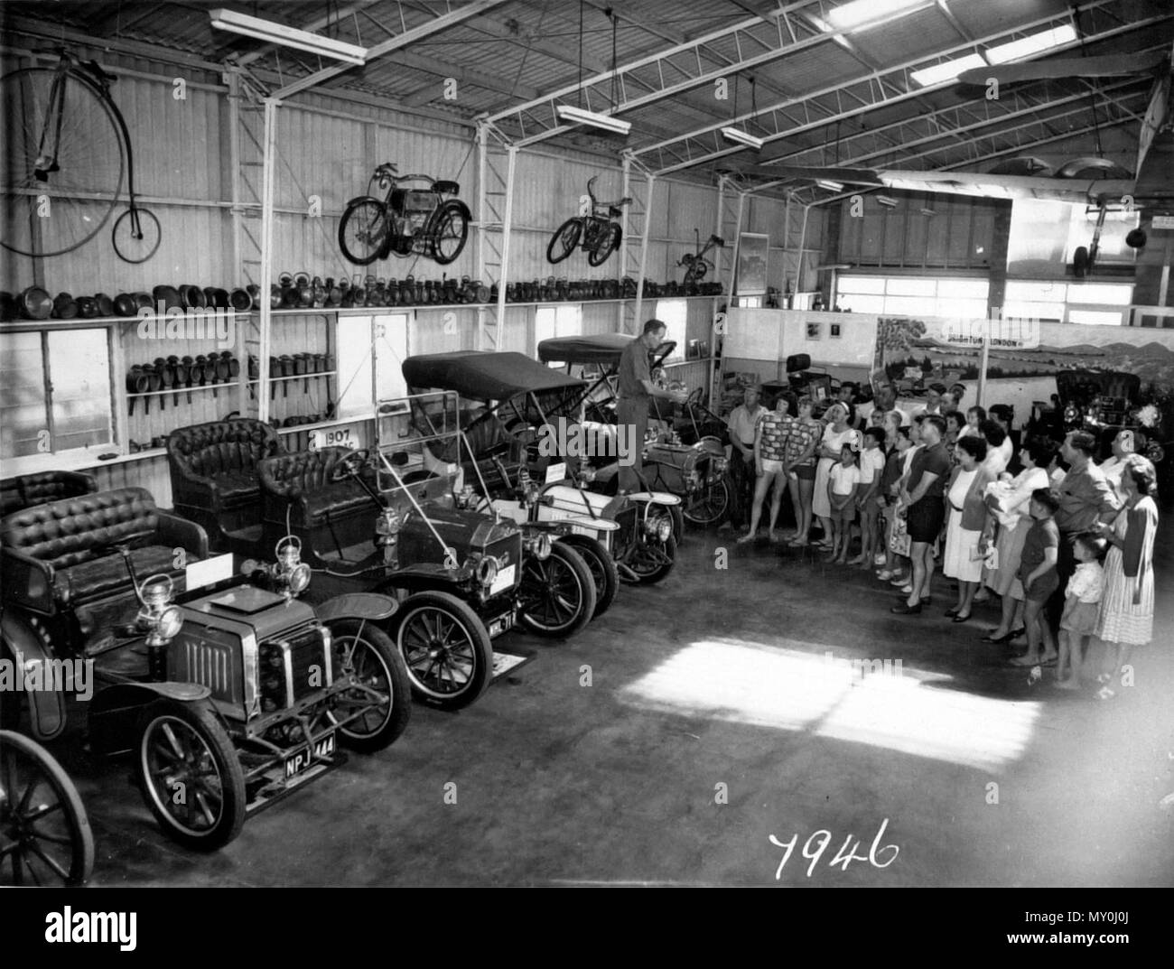 Gilltraps Auto Museum, Appel Street, Montgenèvre, 28 août 1963. [Bien que la légende originale dit que le musée était sur appel Street, c'était en fait sur l'autoroute du Pacifique.] Dans l'arrière-plan, à droite, on peut voir le 1904 Darracq nommé Geneviève de la 1953 film du même nom Banque D'Images