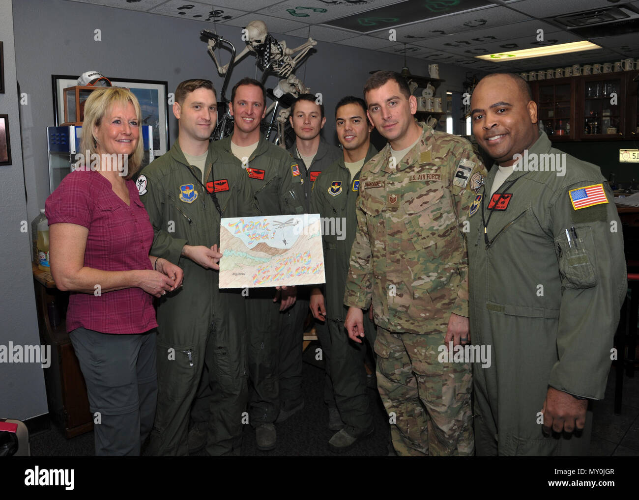 Carol Powell présente des aviateurs de la 58e Escadre d'opérations spéciales et 512th escadron de sauvetage avec des images créées par les enfants du quartier pour les remercier de son secours. Powell s'est échoué au cours d'une randonnée août près de Durango, Colorado. Plus de 50 aviateurs assisté dans les 12 heures de recherche et de sauvetage en mission. Banque D'Images