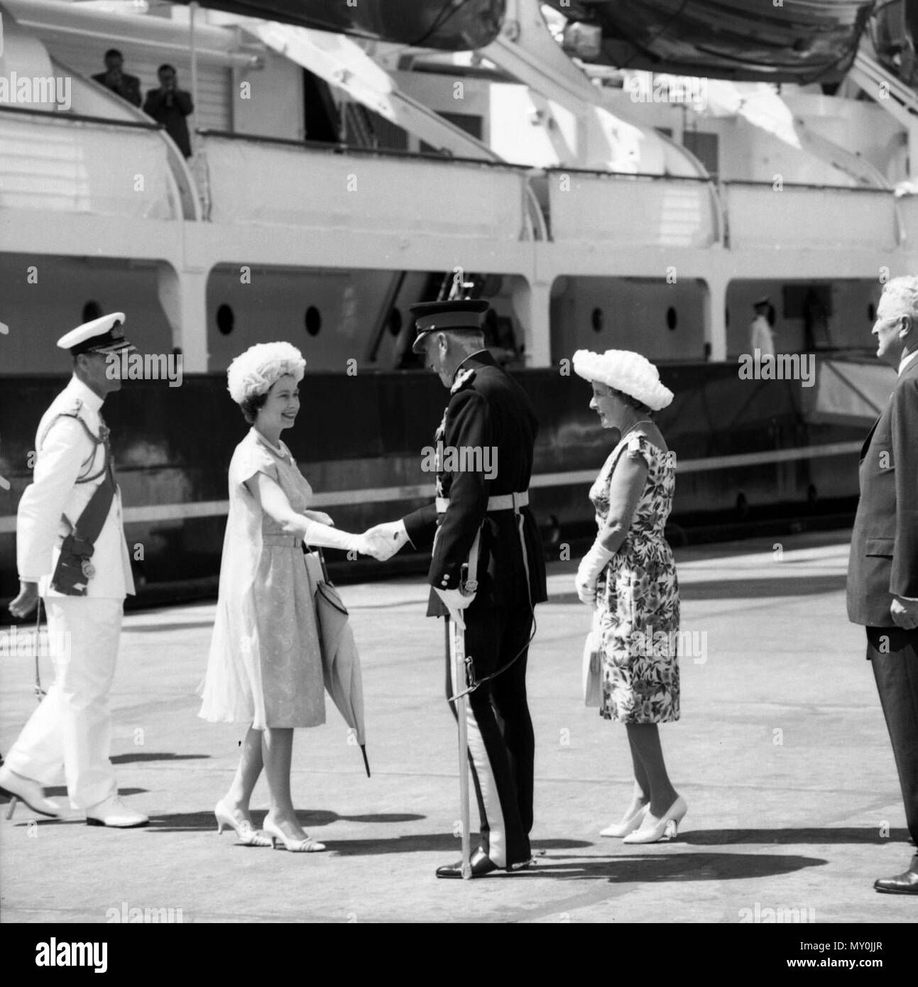 Gouverneur du Queensland Le Colonel Sir Henry Abel Smith reine de vœux. Le Yacht Royal Britannia venait à quai à Newstead sur le fleuve Brisbane. Comité permanent sur la droite est le premier ministre Frank Nicklin. Banque D'Images