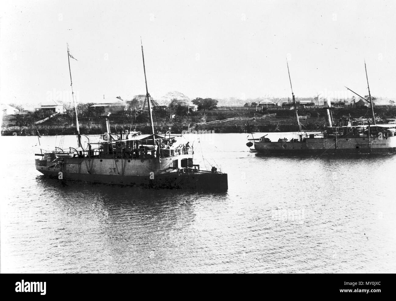 Gayundah canonnières et Paluma, Bundaberg, 1899. HMQS HMQS Gayundah Paluma et étaient en fer plat du Queensland canonnières Force de défense maritime. Elles sont entrées en service en 1884 et transmis à la Commonwealth Naval Forces canadiennes en 1901. Cette photo est prise après la reposer quand Gayundah 1899 porte deux QF 12 pounder-canons. Paluma a été désaffectée en 1916 et a travaillé comme le port Rip offres à Melbourne avant d'être mis au rebut en 1950. Gayundah a été désaffectée en 1921 et a servi comme barge de sable et de gravier à Brisbane. En 1958, elle a été vendue à la ville de Redcliffe et sec, comme un brise-lames à l'Adj Banque D'Images