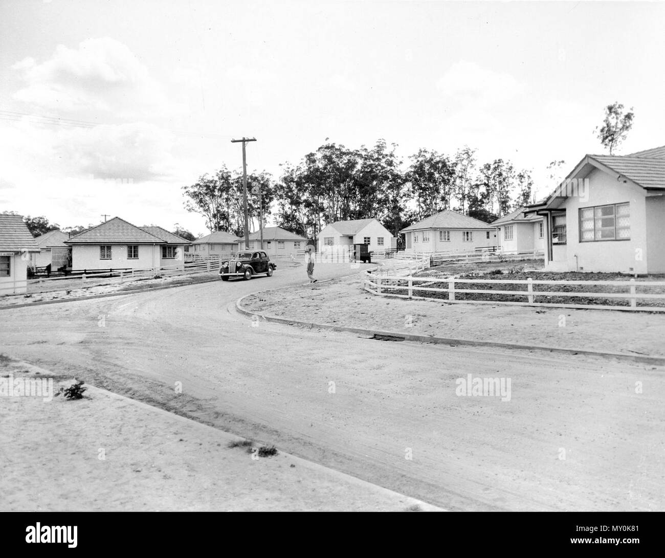 Commission du logement, immobilier Inala, septembre 1953. Le petit canton de Serviceton a été sélectionnée en 1946 par l'Serviceton Co-operative Society pour le développement afin de répondre à la pénurie de logement d'après-guerre. La société a acheté 850 acres de terrain qui a été reprise par la Commission du logement du Queensland en 1950, à laquelle il a ajouté un autre 200 acres. La zone a été renommée Inala en 1953 pour éviter la confusion avec la ville de Serviceton en Australie du Sud. Inala fut conçu comme une ville satellite de Brisbane et maisons ont été en grande partie avec des éléments de style néo-moderniste de l'Art Déco. Banque D'Images